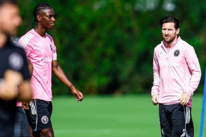 Allen Obando (d) junto a Lionel Messi en la primera práctica con Inter Miami