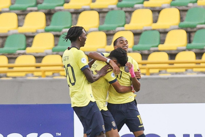 Jugadores de la selección Sub 17 de la Tricolor festejan en el triunfo contra Bolivia en el Sudamericano