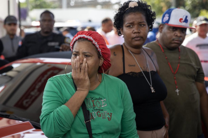 Una mujer reacciona a las afueras de la discoteca Jet Set este 8 de abril de 2025 en Santo Domingo (República Dominicana).