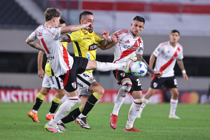 Facundo Colidio  de River disputa el balón con Octavio Rivero  de Barcelona en Copa Libertadores.