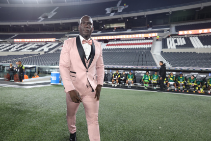 El entrenador de Barcelona ingresa al campo del estadio Más Monumental en Buenos Aires.