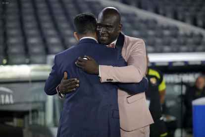 El entrenador Segundo Alejandro Castillo durante el juego de Barcelona ante River Plate.