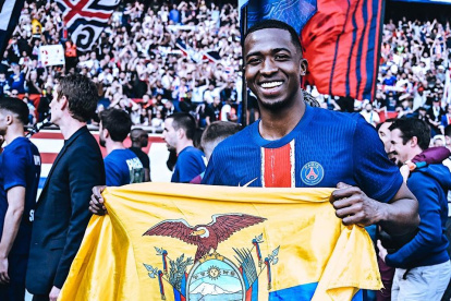 Willian Pacho flameó la bandera de Ecuador con el campeonato en Francia con PSG