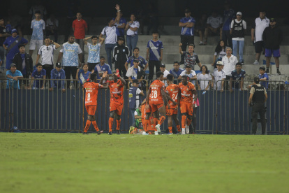 Libertad FC celebra en el Capwell el 1-1 ante Emelec.