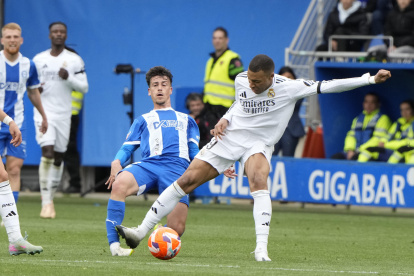 Kylian Mbappé en el momento de la agresión a un jugador de Alavés en el partido contra Real Madrid