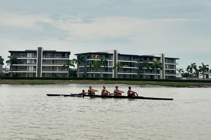 Los integrantes de la única yola del Club Ab. Manuel Calle realizan los últimos trabajos en agua, luego de tres meses de planificación estricta para la prueba. Antes cada uno compitió a nivel provincial.