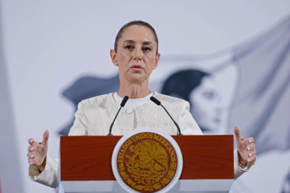 La presidenta de México, Claudia Sheinbaum, habla durante una rueda de prensa este miércoles 16 de abril, en el Palacio Nacional de la Ciudad de México.