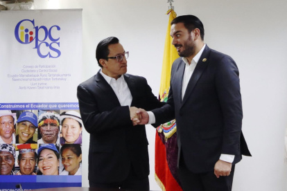El presidente del Cpccs Andrés Fantoni recibió a David Rosero (izquierda).