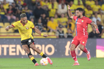 El atacante barcelonista Jandry Gómez (i) intenta evadir la marca del volante militar Charles Vélez.