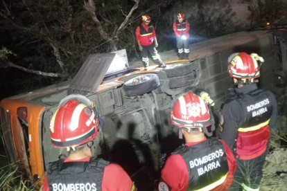 El bus siniestrado terminó en el fondo de una quebrada.