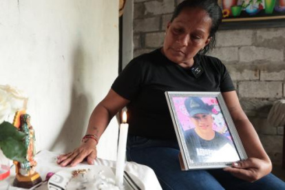 La madre, aunque duerme poco, sigue rezando y buscando a su hijo.