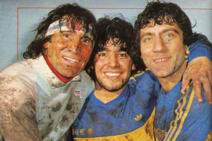 Gatti (i) junto a Diego Armando Maradona.