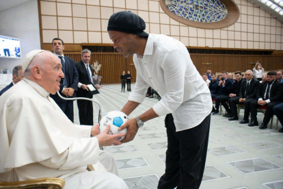 Papa Francisco recibió en el Vaticano a Ronaldinho, exfigura del fútbol mundial