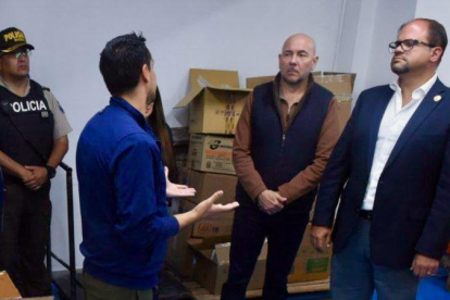 Los ministros de Defensa e Interior, Gian Carlo Loffredo y John Reimberg, recorrieron el Hospital Carlos Andrade Marín de Quito.