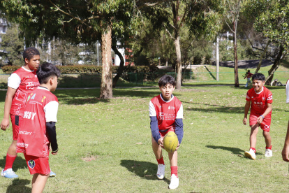 Parte de la plantilla de Huma Rugby Ecuador durante uno de sus últimos entrenamientos en el parque La Carolina.