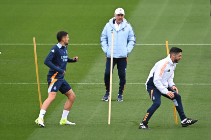MADRID, 22/04/2025.- El entrenador del Real Madrid, Carlo Ancelotti junto a Dani Ceballos (i) durante el entrenamiento realizado este martes en la Ciudad Deportiva de Valdebebas, donde el equipo prepara el partido de Liga que disputa mañana miércoles ante el Getafe. EFE/Fernando Villar