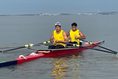 Manuel Ante (i) y Víctor Acuña, remaron por Samborondón y ganaron la primera edición de la regata Durán Posorja.