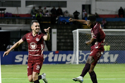 El festejo de Carlos Arboleda tras marcar el primer gol de Mushuc Runa sobre Unión.
