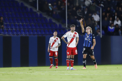 Él doblete de Spinelli (d) no bastó para que Independiente del Valle se lleve el triunfo en Quito.