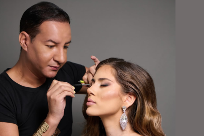 Julio Rangel maquillando a la modelo Valentina Tabares.