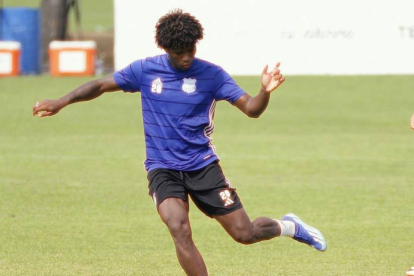 Jackson Rodríguez en la práctica de Emelec en el Polideportivo de Los Samanes