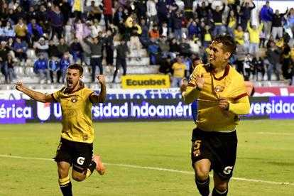 Valiente y Rivero festejan el gol de la victoria que le dio a Barcelona SC frente a Macará en Ambato.