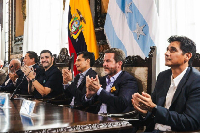 El alcalde Aquiles Álvarez rodeado por varios de las exdeportistas que apoyaron la iniciativa.