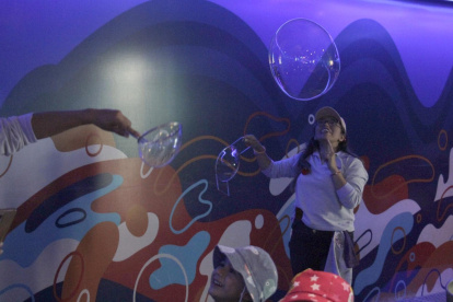 Sala. Los visitantes haciendo burbujas para comprobar las propiedades físicas del agua.