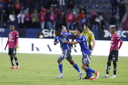 Cristian Valencia (i) con un potente remate le dio el triunfo a Emelec.