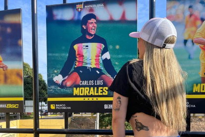 Alejandra Morales hija de Carlos Luis Morales y la foto histórica después de tapar el penal ante River Plate.