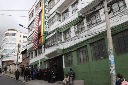 Fotografía del edificio de la Fuerza Especial de Lucha Contra el Crimen (FELCC), donde fue llevada la jueza Lilian Moreno tras ser detenida este lunes, en La Paz (Bolivia).