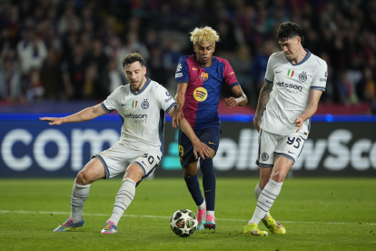 BARCELONA, 30/04/2025.- El delantero del FC Barcelona, Lamine Yamal (c), disputa el balón ante los defensores del Inter durante el encuentro correspondiente a la ida de las semifinales de la Liga de Campeones que disputan hoy miércoles FC Barcelona e Inter en el estadio Olímpico Lluis Company, en Barcelona. EFE / Alejandro García.
