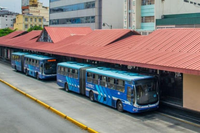 Desde el pasado 5 de mayo hay ciudadanos que ya se movilizan en la calle usando mascarilla. Hay quienes la usan también dentro del sistema de transporte público.