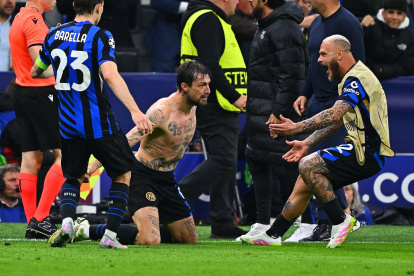 Francisco Acerbi (de rodillas) celebró su gol con Inter de Milán en la semifinal de Champions League