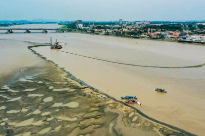 La draga fue contratada para retirar el sedimento alrededor del islote El Palmar, ubicado en el río Guayas.