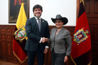 El ministro José De La Gasca junto a la excorreísta Mónica Salazar.