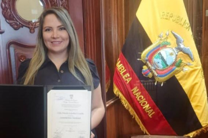 Figura. La legisladora electa y sancionada por violencia política de género presenta sus credenciales este 9 de mayo de 2025.