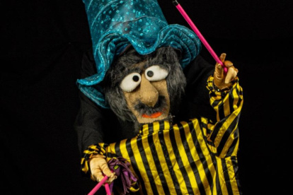 El colectivo Rama de Plata se especiliza espectáculos interdisciplinarios con énfasis en teatro de objetos y teatro de títeres.