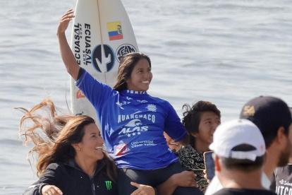 Génesis fue levantada en hombros por sus compañeros del equipo tricolor.