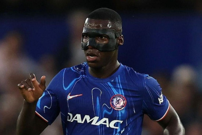 Moisés Caicedo y la mascara que viene usando en entrenamientos y partidos.