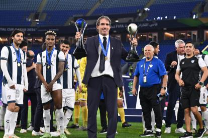 Doha (Qatar), 14/12/2024.- Head coach Guillermo Almada of CF Pachuca celebrates with the FIFA Challenger Cup trophy after winning their match agaubst Al Ahly FC, part of the FIFA Intercontinental Cup 2024 in Doha, Qatar, 14 December 2024. (Catar) EFE/EPA/NOUSHAD THEKKAYIL