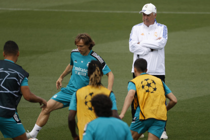 El centrocampista croata del Real Madrid Luka Modric (2i) y su entrenador Carlo Ancelotti (d) durante el entrenamiento en Valdebebas.