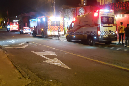 Un hombre armado ingresó un local y disparó en contra de dos personas.