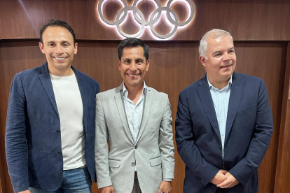 Jefferson Pérez (c), junto al presidente saliente de la FEA, Manuel Bravo (i).