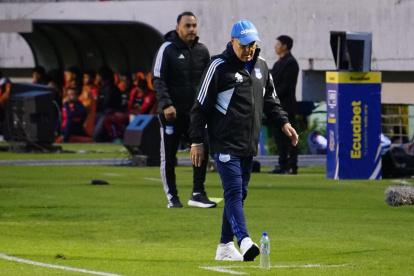 Jorge Célico con el ánimo abajo luego de que su equipo tuvo dos expulsados.