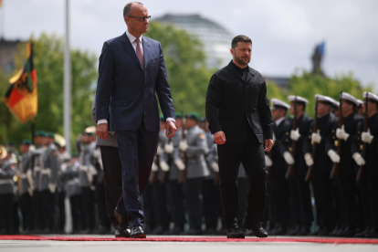 El canciller alemán, Friedrich Merz recibe con honores militares al presidente ucraniano, Volodímir Zelenski, en la Cancillería de Berlín, Alemania