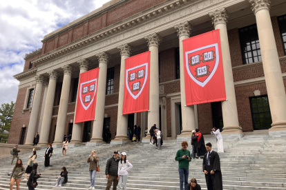 Personas caminan frente a la biblioteca de la Universidad de Harvard este lunes, en Boston (EE.UU.).