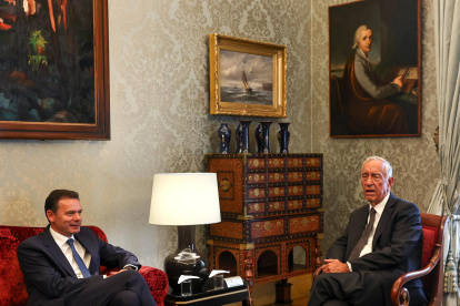 El primer ministro ortugués y líder del Partido Socialdemócrata (PSD), Luis Montenegro (i), asiste a una reunión con el presidente portugués, Marcelo Rebelo de Sousa.