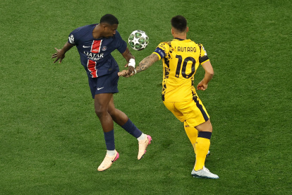 Munich (Germany), 31/05/2025.- Willian Pacho (L) of PSG in action against Lautaro Martinez of Inter during the UEFA Champions League final between Paris Saint-Germain and Internazionale Milano in Munich, Germany 31 May 2025. (Liga de Campeones, Alemania) EFE/EPA/FRIEDEMANN VOGEL