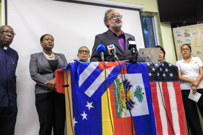 El director político del Movimiento de Red de Acción Familiar, Paul Christian Namphy (C), habla durante una conferencia de prensa sobre la decisión de la Corte Suprema de Estados Unidos.